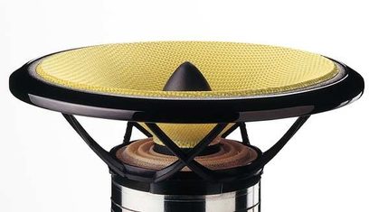 Bowers & Wilkins HTM61 midterste højttaler i kirsebærtræ, gul højttaler, sort gitter, skråt forfra-perspektiv