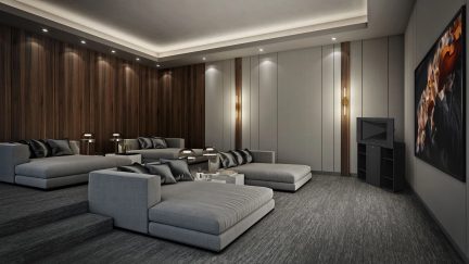 Moderne stue med grå sofaer, puter, lave bord, innebygd belysning, grå vegger og gulv, stort dekorativt bilde