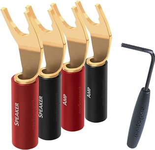 5 Bananenstecker Audioquest SureGrip 100 in Gold, Rot und Schwarz, mit vergoldeten Gabelkontakten, auf weißem Hintergrund