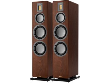 Coppia di diffusori da pavimento AudioVector QR7 SE in noce, cabinet in legno di noce scuro, pannello frontale con tweeter a nastro rettangolare dorato e tre altoparlanti circolari grigi, montati su basi nere con punte, vista a tre quarti