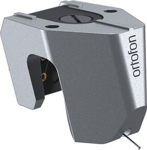 Celulă pick-up viniluri Ortofon MC VERISMO, vedere în perspectivă, corp argintiu, inscripție "ortofon" neagră, șurub central negru, vârf vizibil