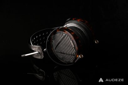 Audeze LCD-5 hovedtelefoner i sort og sølv, metalgitter, læderpuder, polstret hovedbøjle, på sort baggrund