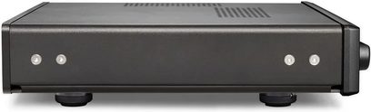 Chord Electronics Alto magas minőségű fejhallgató előerősítő, előlről nézve, fekete téglalap alakú ház, 4 ezüst színű csavar, 2 kör alakú láb