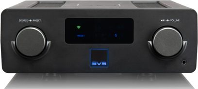 Bezdrátový vysílač SVS Prime SoundBase v černé barvě, pohled zepředu, s modrým LCD displejem, tlačítky a ovládacími kolečky