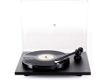 Hi-fi gramofon Rega Planar 1 mat črne barve s krožnim pladnjem, ravno ročico za branje, dvignjenim prozornim pokrovom, pogled od spredaj