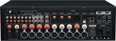 Préampli home-cinéma Emotiva XMC-1, face avant noire avec nombreuses prises, boutons et molettes argentés