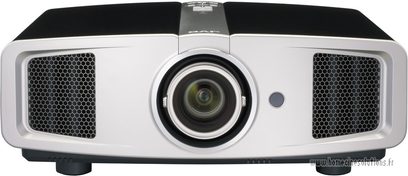 JVC DLA-HD1 hvid projektor set forfra, sort objektiv, ventilationsriste på siderne
