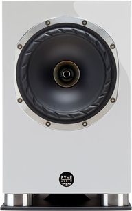 Fyne Audio F500SP hvid lakeret bogreolhøjttaler, set forfra. Cirkulær sort højttaler i midten, sølvfarvet metalrist, 6 synlige skruer