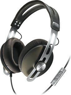 Åbent Sennheiser Momentum hi-fi hovedsæt i brun, set fra venstre profil, hovedbøjle og ørepuder i brunt læder, sølvfarvede metaldele