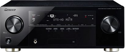 Pioneer VSX-1021-K sort hjemmebiografsforstærker, set forfra, med knapper, drejeknapper, display og stik på forsiden