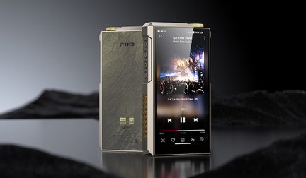 Reproductor de audio portátil Hi-Res FiiO dorado con gran pantalla táctil que muestra un concierto, vista frontal y trasera con diseño metálico