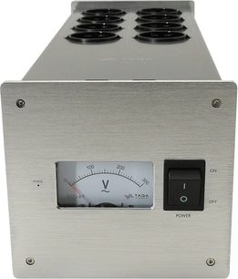 Taga Harmony PF-1000LPS argento, vista frontale, 8 prese rotonde nere, interruttore nero, voltmetro analogico, finitura metallica