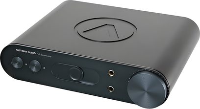 Μεταλλικό audio interface Austrian Audio Full Score One σε ανθρακί γκρι, τρισδιάστατη μπροστινή όψη, με ανάγλυφο κυκλικό λογότυπο στο επάνω μέρος, μεγάλο υφασμάτινο κουμπί έντασης δεξιά, δύο υποδοχές jack και μινιμαλιστικά χειριστήρια στην πρόσοψη.