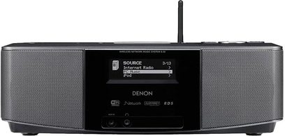 Denon S-32 radio, set forfra, sort gitter, central LCD-skærm der viser "SOURCE Internetradio", sølvfarvede knapper og kontrolknap