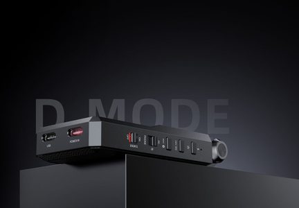 Mustast metallist ristkülikukujuline elektroonikakorpus, vaade eest vasakult, millel on USB-port, toitepesa, mitu esiküljel asuvat liuglülitit ja paremas otsas sooneline pöördnupp