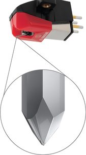 testina phono Audio Technica AT-VM95ML/H rossa su portatestina nero con primo piano sulla punta in diamante