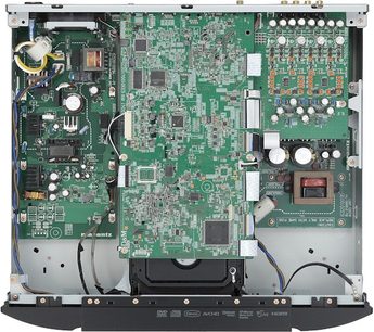 Grüne Leiterplatte mit elektronischen Bauteilen, Chips, Kondensatoren und Anschlüssen, Draufsicht