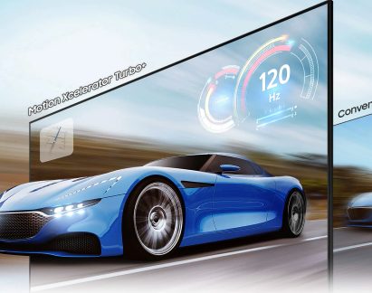 Mașină sport albastră văzută din lateral, bord cu vitezometru afișând 120 Hz, textul "Motion Xcelerator Turbo²"