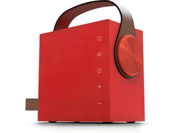 Bærbar bluetooth-højttaler Morel Biggie i rubinrødt metal, set i trekvart vinkel let nedefra, glat kube med buet brun læderhank, stor cirkulær drejeknap i børstet aluminium på højre side og lodret placerede berøringsikoner på fronten