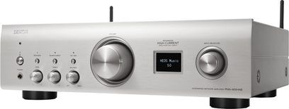 Sølvfarget Denon PMA-900HNE stereoforsterker med børstet aluminiumsfront, stor sentral volumknapp og HEOS-skjerm