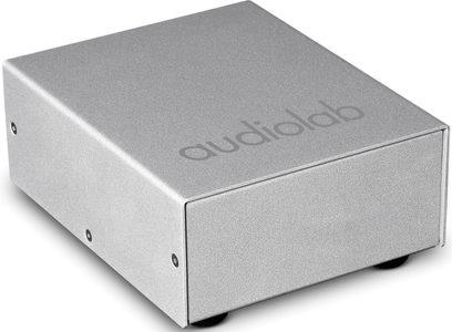 Audiolab DC-BLOCK gümüş renkli sektör kondisyoneri, çapraz görünümlü, üstünde audiolab logosu bulunan gümüş renkli dikdörtgen kasa