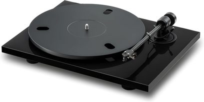 Läikivmust Pro-Ject E1.2 vinüülplaadimängija, kolmveerandvaates, mati musta taldriku ja paremal asuva helikäpaga