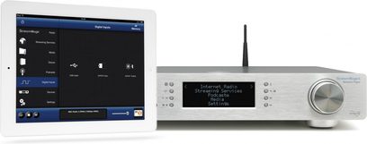 „Cambridge Audio Stream Magic 6" sidabrinės spalvos tinklo garso grotuvas su LCD ekranu, kuriame rodomi meniu, sidabrinės spalvos priekine dalimi ir mygtukais