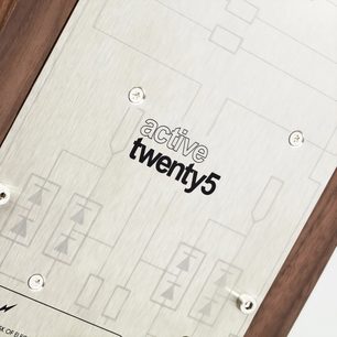 Aktiviert twenty5.23i, Nahaufnahme, silberne Metallplatte, silberne Schrauben, eingravierte geometrische Muster, Holzrand
