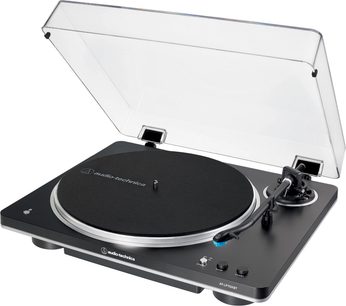 AT-LP70XBT sort, set fra trekvart vinkel, gennemsigtigt låg løftet, cirkulær plade, tonearm, knapper på fronten