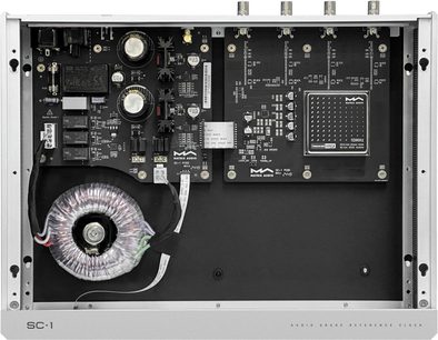 Референсний аудіотактовий генератор Matrix Audio SC-1, внутрішній вигляд зі знятою кришкою, з чорними платами та тороїдальним трансформатором