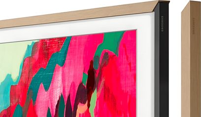 Lyst teakramme til Samsung The Frame 65", mat finish, nærbillede i skrå vinkel af øverste venstre hjørne af tv’et og tilhørende matchende sidepanel