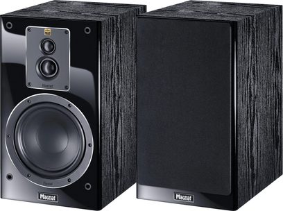 Signature 503 boghøjttalere sort, set forfra og i vinkel, den ene med aftagelig frontgrill, den anden viser cirkulær tweeter og woofer