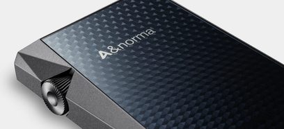Přenosný audiofilní přehrávač Astell&Kern SR25 MKII, pohled shora, tmavě šedý texturovaný kryt, stříbrné logo, boční kolečko