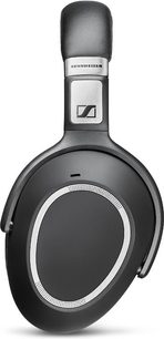Černá bezdrátová sluchátka Sennheiser PXC 550 circum-aurálního typu, pohled z levého profilu, se stříbrným logem na náušníku