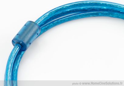 Gennemsigtig blå Initial USB-kabel med USB type A-hanstik i nærbillede, set fra siden
