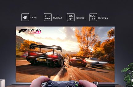 4K-tv med HDMI 2.1, der viser Forza Horizon 4, spiller der holder spilcontroller foran stor HDR-skærm
