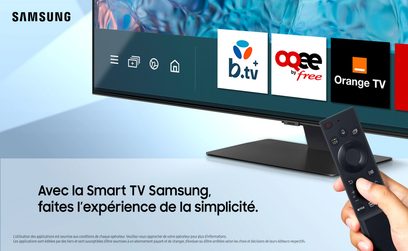 Samsung QE65S95B 2022 TV, skærm tændt med visning af applikationslogoer, sort fjernbetjening i forgrunden