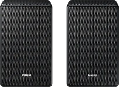 To trådløse Samsung SWA-9500S højttalere i sort, rektangulære med metalrist på forsiden, set forfra