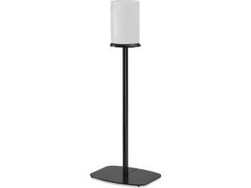 Önden görünen beyaz hoparlörlü, dikdörtgen düz tabanlı ince sütunlu siyah Flexson Sonos Move hoparlör standı