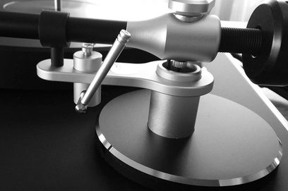 Gramofonová deska ClearAudio Concept, detailní pohled shora na hliníkové rameno s kartáčovaným povrchem a snímač