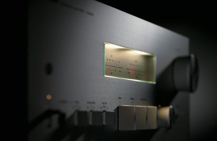 Stereo-HiFi-Verstärker mit gebürsteter Aluminium-Frontplatte, hinterleuchteter analoger VU-Anzeige und großem Lautstärkeregler
