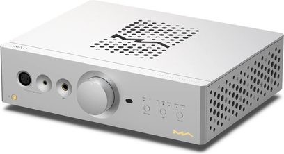 Matrix Audio NA-1 -kuuloke-esivahvistin hopeanvärisenä, suuri keskisäädin ja perforoitu kotelo kolmen neljäsosan kuvakulmasta