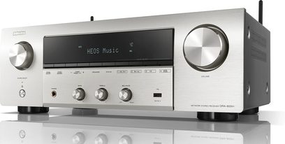 Denon DRA-800H stereo hi-fi stiprintuvas, sidabrinis, priekinis vaizdas, sidabrinė priekinė dalis su mygtukais, rankenėlėmis ir LCD ekranu