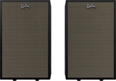 Coppia di diffusori da scaffale Klipsch Rebellion neri, vista frontale con griglie e loghi Rebellion argentati