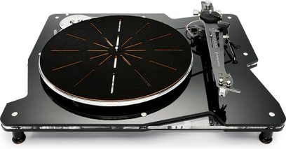 Hi-fi pladespiller Vertere Acoustics Pack DGX Mystic II sort, set ovenfra i let fugleperspektiv, sort akrylbase med affasede hjørner, sølvfarvet cirkulær pladetallerken med sort filt måtte med orange radiale mønstre, metal-tonearm med synlig kabelføring placeret til højre