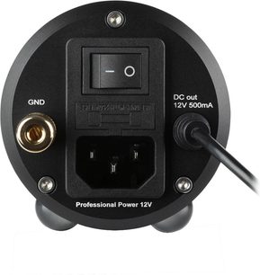 Externí napájení pro gramofon, pohled zezadu, černý vypínač, pozlacený konektor GND, výstup DC 12V 500mA, připojený kabel