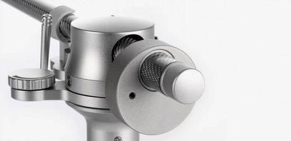Srebrny metalowy ramię gramofonu winylowego ClearAudio Tracer TA044S, zbliżenie z boku, z przeciwwagą i czarną wkładką