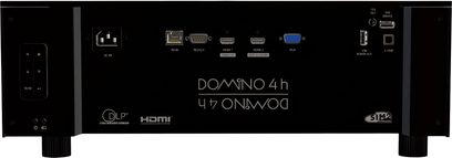 Чорний відеопроєктор SIM2 Domino 4H, вигляд ззаду, з роз’ємами HDMI, VGA та USB і регульованими ніжками
