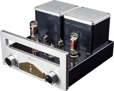 Στερεοφωνικός προενισχυτής Cayin SC-6LS MK2 μαύρος με γυαλιστερό μεταλλικό σασί, πρόσοψη από βουρτσισμένο ασημί αλουμίνιο με ορθογώνιο παράθυρο, δύο μεγάλους κυλινδρικούς διακόπτες, κεντρική ορειχάλκινη πλάκα, τέσσερις εμφανείς λυχνίες κενού στην επάνω πλευρά και δύο τετράγωνα καλύμματα μετασχηματιστών στο φόντο, λήψη από τριών τετάρτων μπροστά.