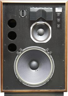 Vintage JBL 4345 studieovervågningshøjttaler i træ med 3 runde højttalere og sort gitter, set forfra